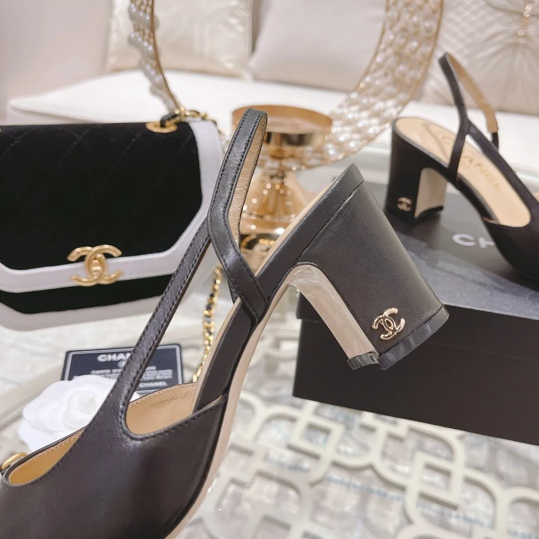 👟👟Ex-factory price 440👟👟 Chanel - Spring and summer classic color-blocked low-heeled side hollow sandals ⚠ Fashionable catwalk style❤ Mixed splicing colors, hollow toe style on the inside, 2.5cm thick heel and small logo embellishment, a fashionable interpretation! How to match the series to look good! Original customized wood-colored leather outsole, imported sheepskin surface, goatskin lining for feet... 35-40 regular sizes (41.42, 43 custom-made, non-returnable) 🎁Latest full set of packaging at the counter
